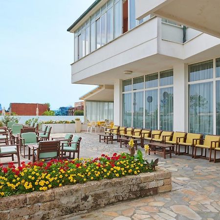 Hotel Caesar Bed And Breakfast Milano Marittima Eksteriør billede