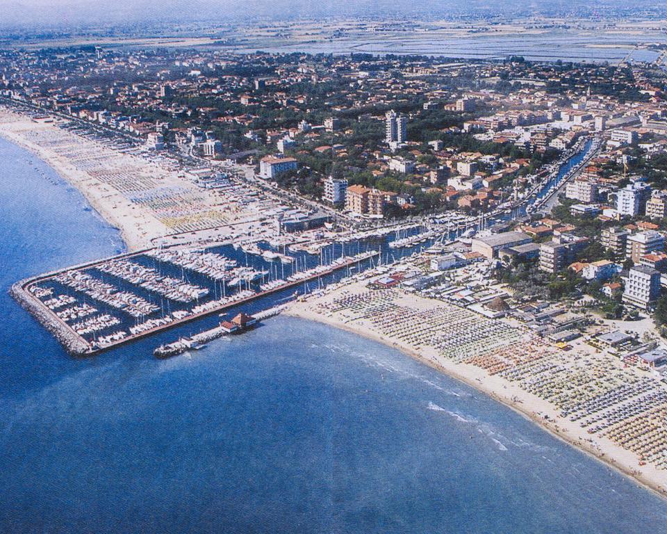 Hotel Caesar Bed And Breakfast Milano Marittima Eksteriør billede