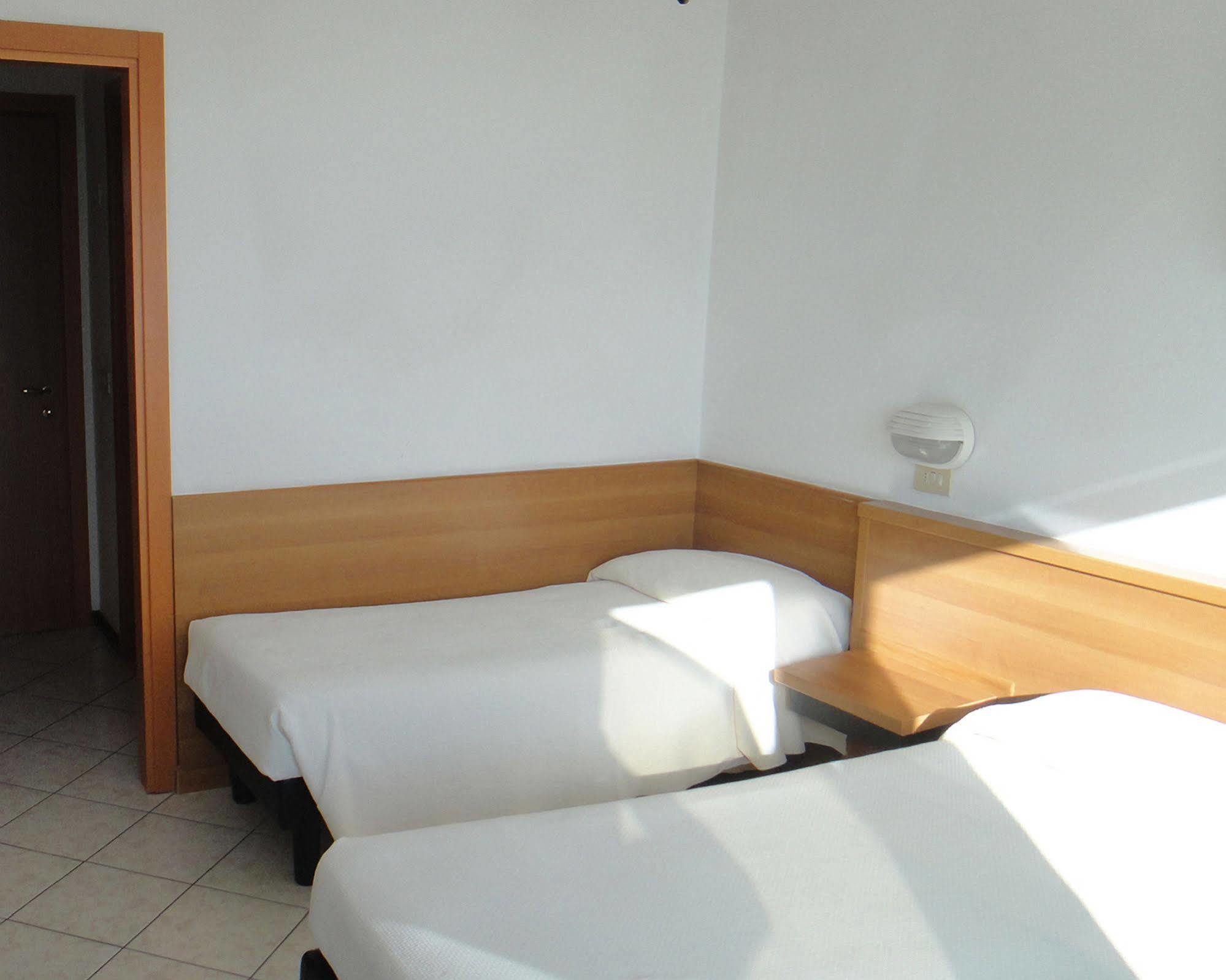 Hotel Caesar Bed And Breakfast Milano Marittima Eksteriør billede