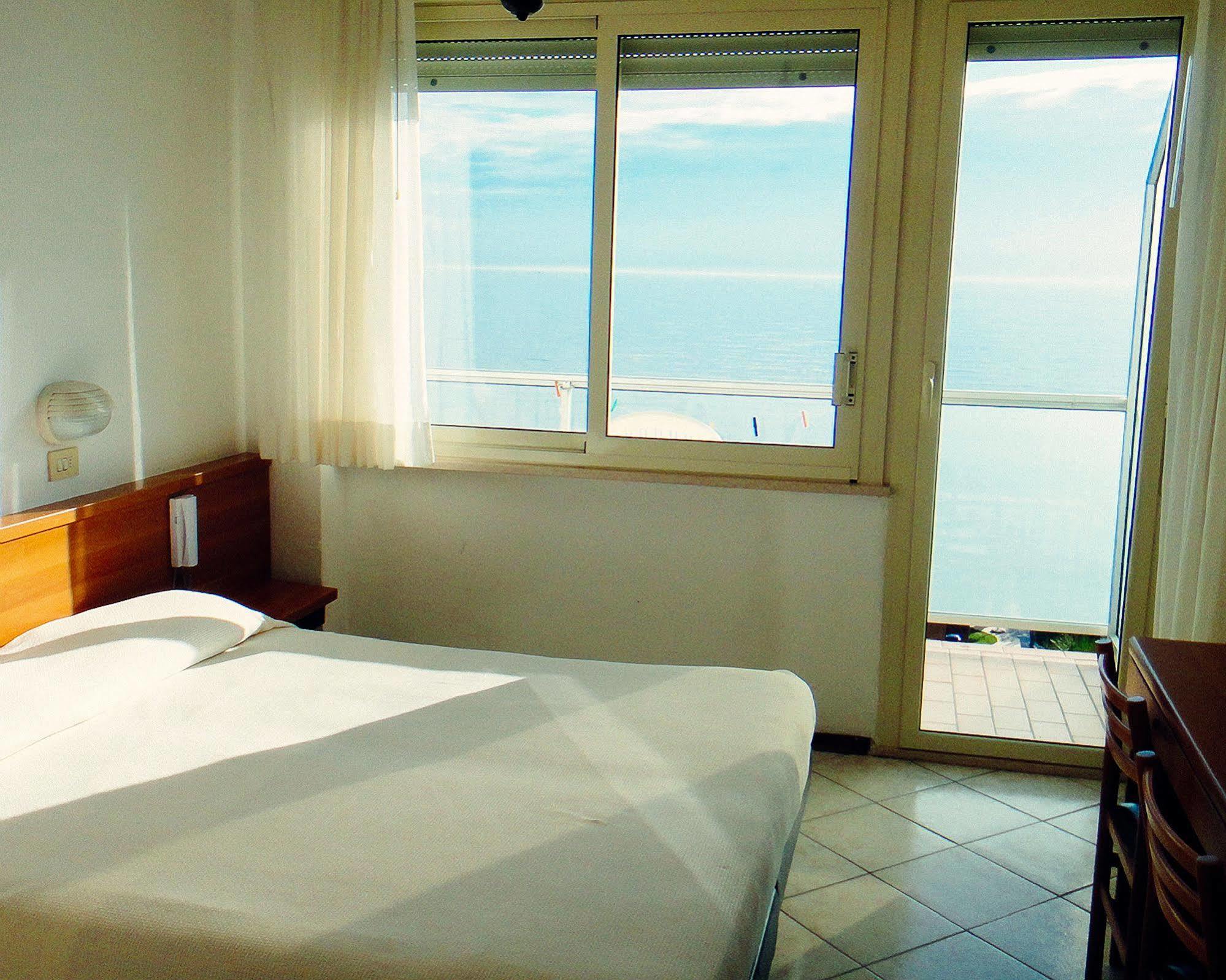 Hotel Caesar Bed And Breakfast Milano Marittima Eksteriør billede