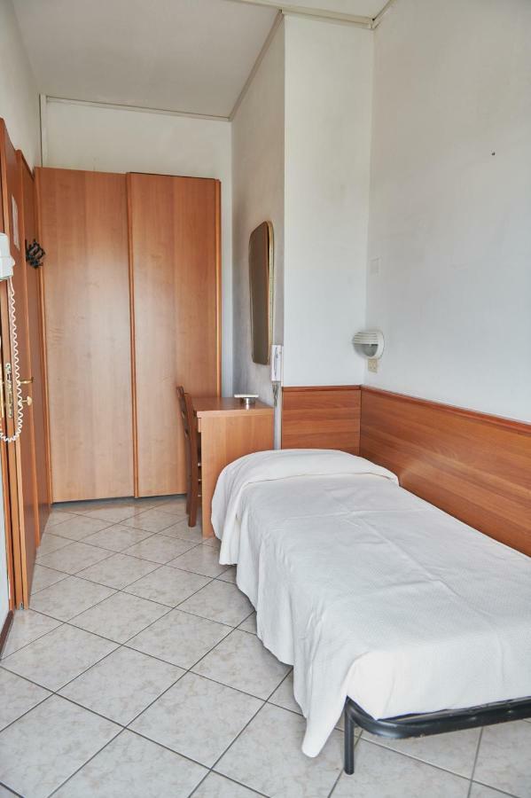 Hotel Caesar Bed And Breakfast Milano Marittima Eksteriør billede