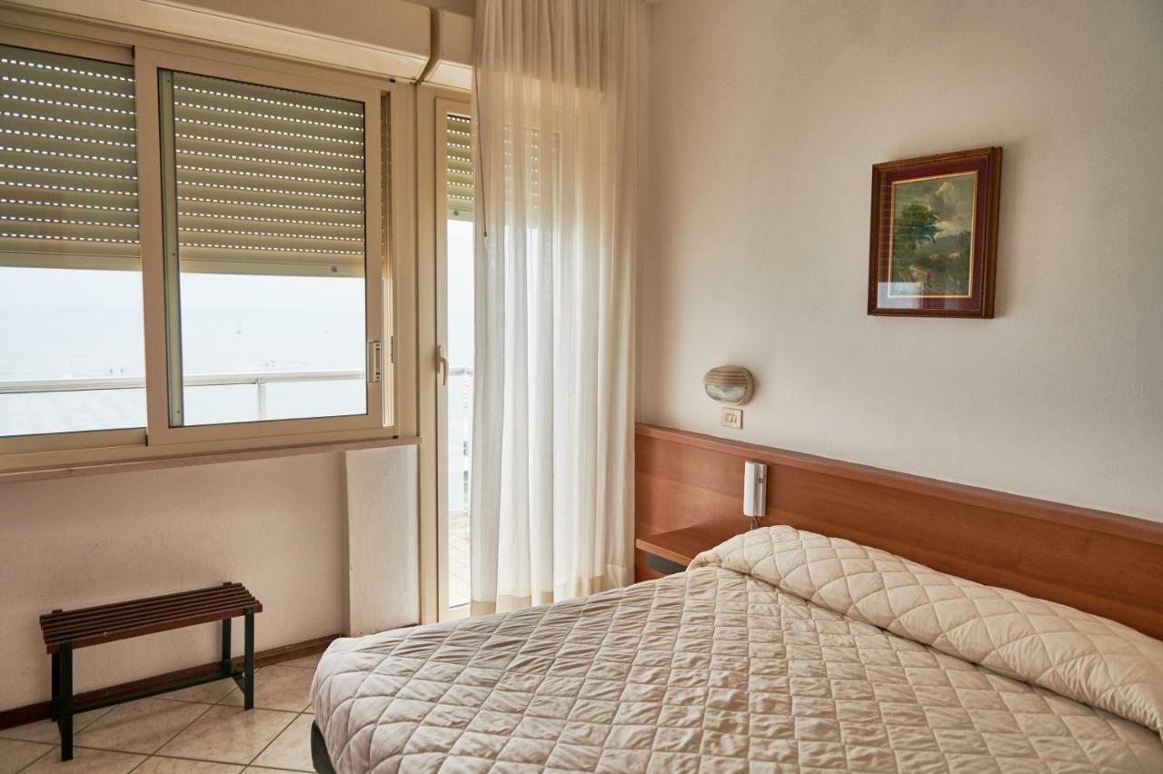 Hotel Caesar Bed And Breakfast Milano Marittima Eksteriør billede