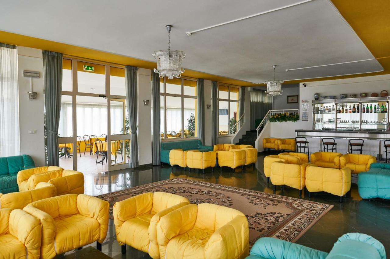 Hotel Caesar Bed And Breakfast Milano Marittima Eksteriør billede