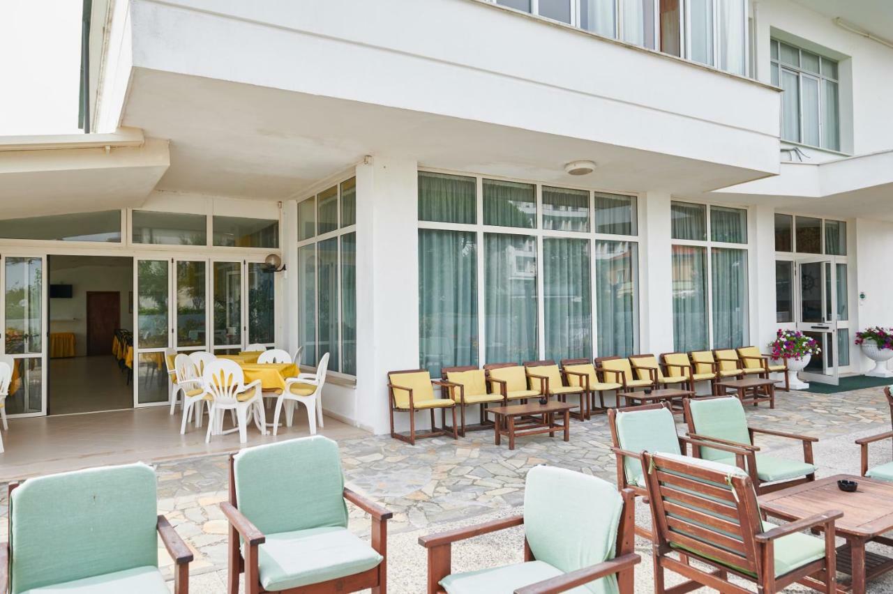 Hotel Caesar Bed And Breakfast Milano Marittima Eksteriør billede