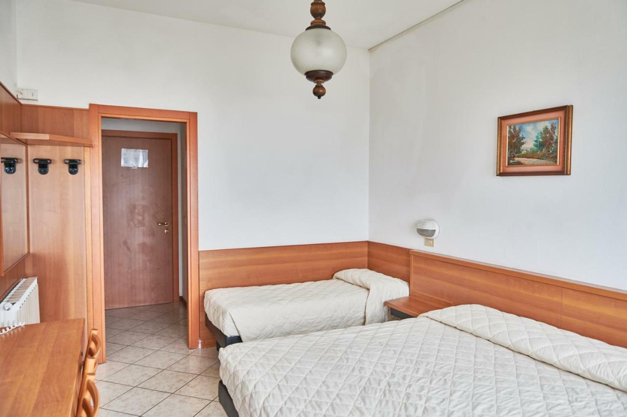 Hotel Caesar Bed And Breakfast Milano Marittima Eksteriør billede